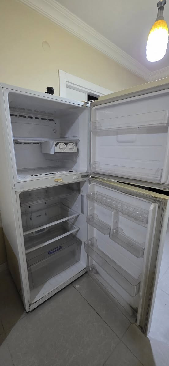 ثلاجة من ماركة سامسونج ١٨ قدم نظيف و شغال 
سعر : 100$
موبايل : ***********
