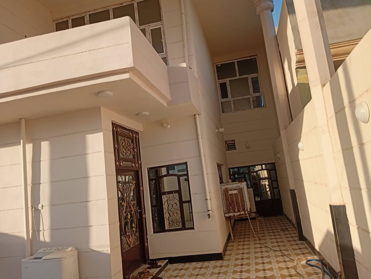بيت دبل فاليوم خمسة غرف نوم هول استقبال صاله كبيره سيراميك عدا غرف الطابق الثاني بدون سيراميك بيت مساحة 250متر طابو صرف على شارع رئيسي 12متر تبليط مجاري بالباب يبعد عن الشارع العام 100متر باسمي مطلوب عقاري حسب الاتفاق مع المشتري السعر 160مليون قابل للتفاوض الاتصال واتساب ***********
