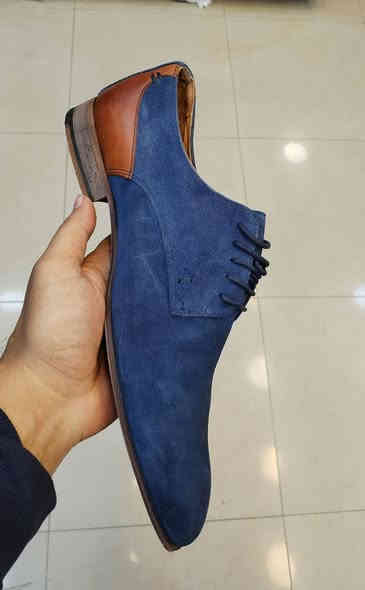 مصنوع بالكامل من جلد الغزال حتى الأرضية 
حذاء اكسفورد رسمي من مان فيلد 
صنع في البرتغال أصلي وكالة اورجنال 
بالة اوربي نظافة 💯 
مصنوع من جلد الغزال الطبيعي بالكامل 
اللون الأزرق الملكي بأرضية جلد طبيعي 
قياس 42 طول القدم 27 سنتيم 
قطعة رسمية مال بدلات 
للحجز على خاص 
أو مراسلة واتساب ***********
