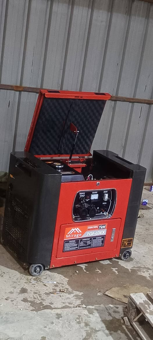 *النوع*: مولدة Mirage  
*الموديل*: 7GF-LDEX  
*القدرة*: 7kW  
*الجهد والتردد*: 220V / 50Hz  
*النظام*: كاتم للصوت
ما مشتغله اكثر من ١٠ ساعات 
مكان الحمدانية قرية كبرلي 
السعر  مليون ٢٠٠ الف 
***********
