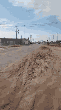 السلام عليكم مجمع تجاري للبيع مساحه البناء 300 خلف المجمع قطعه 80 متر مكان مجمع ورديه خارج قرب منطقة البونافع على شارع العام للاستفسار الاتصال ***********
