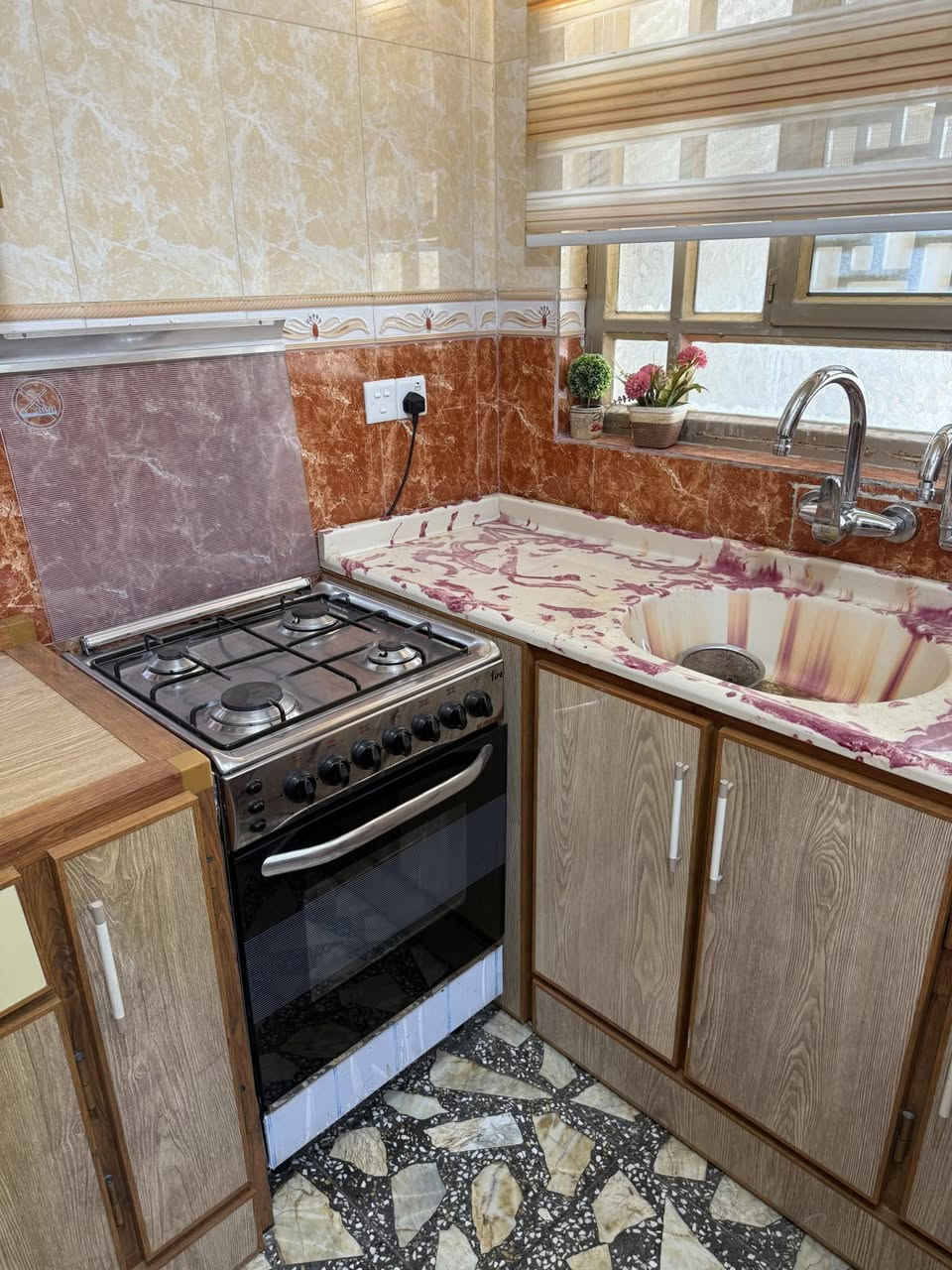 السلام عليكم 
للبيع كاونتر مطبخ كامل مسخدم نظيف جداً و بسعر مناسب 
للاستفسار الاتصال على الرقم 
***********
