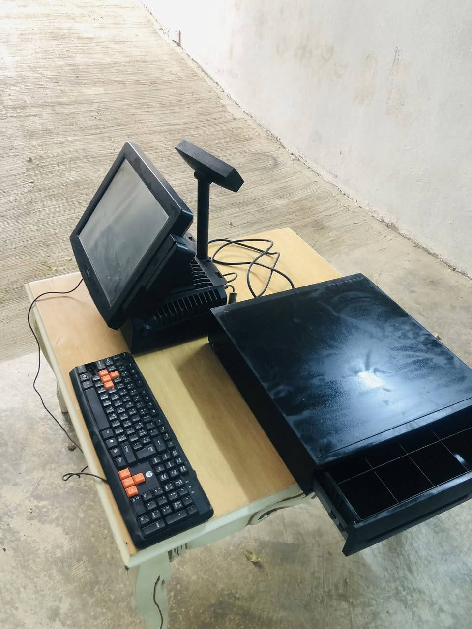 سڵاوی خوای گەورەتان لێبێ 
ئەم کۆمپیوتەرە لە گەڵ ئەو چەکمجەی پارەیە بۆ فرۆشتن 
کۆمپیوتەرەکە لەمسە هیچ کێشەیەکی نیە 
ئەوەی کە من شارەزایم لێی هەبێ ئەوەی کەمن بیستبێتم 
ئەڵێن بۆ (مۆڵوو،مەدعەموو،کافترا)و شتی وا بەکار دێ 
سەعریشی زۆر گونجاوە 
ژ.م***********
