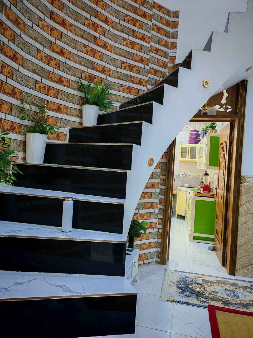 السلام عليكم بيت للبيع 200متر البيت جديد كلش قبل 4أشهر كمل بناء طابوك السكف كونكريت الداخل واحد على واحد كامل من كلشي يحتوي على غرفتين نوم وكلدور واستقبال ومطبخ حار وبارد مجمع صحيات بالداخل وصحيات بلخارج السطح مطبك كامل العنوان نزلت سعد بيجو قرب موقف التكسيات يبعد عن التبليط طريق الزوار 80متر السعر 90 وبي مجال للشراي رقم الهاتف ***********
