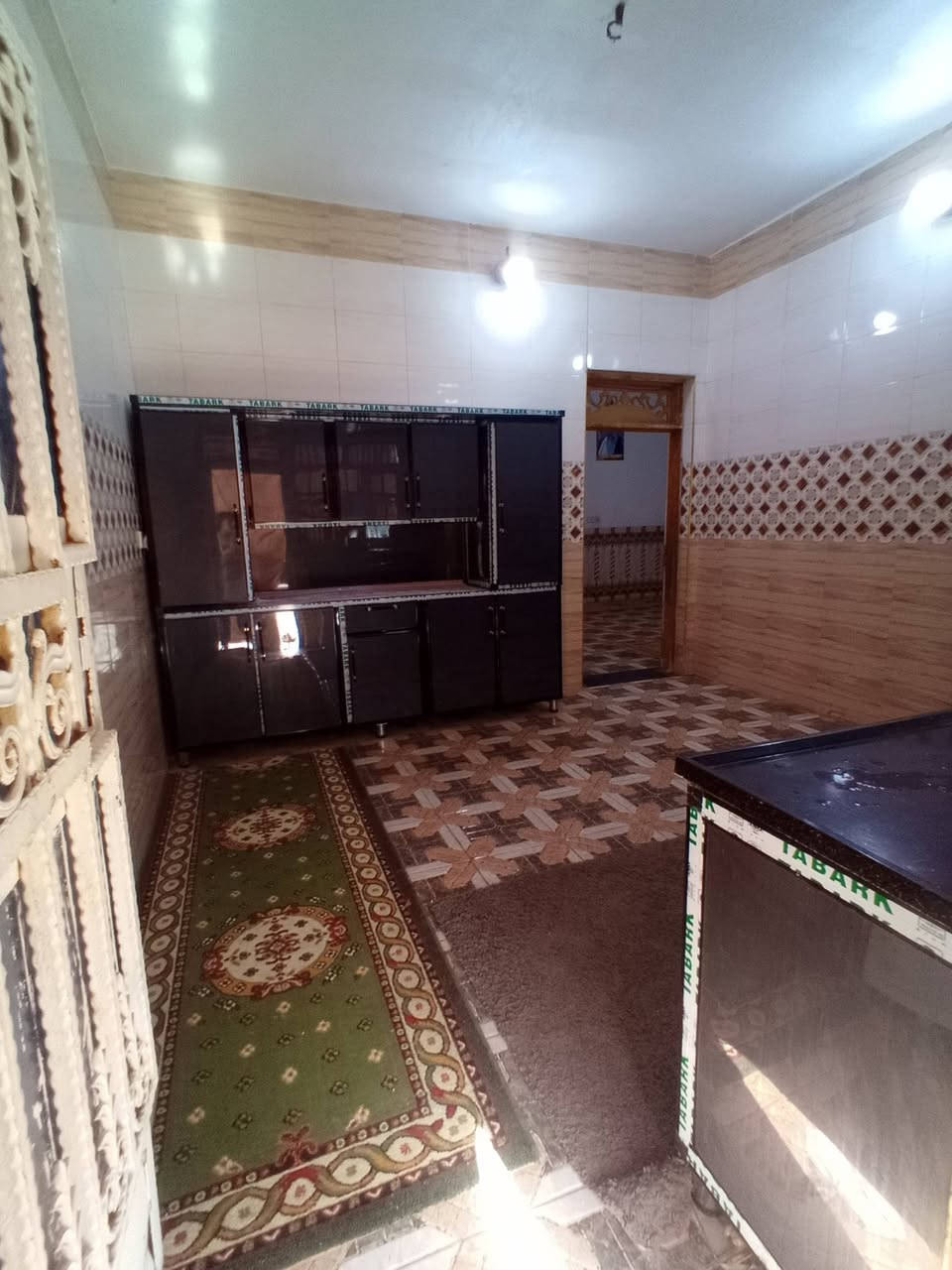بيت للبيع مع عرصه خلف البيت على الشارع الثاني ال حمد خلف العمارات السكنيه قرب المنشأت حجي جليل   خامس بيت عن الشارع العام المساحة ٤٦٠ متر 
غرفتين نوم ٥×٤ صاله ٨×٤ مطبخ ٥×٤ براني ٨×٤ بعده ماكامل نقص ٤٠٠٠ طابوگه فقط الحديد والباب والشباك موجودات + حديقه مرتبه للتفاصيل الاتصال على الرقم ***********
