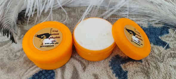 ✨ فوائد علاجية مثبتة وطبيعية 100% ✨

🔹 مسكن قوي لآلام المفاصل والروماتيزم
يساعد على تخفيف آلام الركبة، الظهر، الرقبة، الانزلاق الغضروفي، والتهاب المفاصل بفضل قدرته العالية على اختراق الجلد والوصول للأنسجة العميقة.

🔹 علاج فعال لخشونة المفاصل والتشنجات العضلية
يحسن مرونة المفصل ويقلل التيبس والالتهابات.

🔹 مضاد التهابات طبيعي
يهدئ التورم، الاحمرار، والالتهابات الجلدية والمفصلية بدون آثار جانبية.

🔹 تسريع التئام الجروح والحروق
يساعد على تجديد الخلايا ويقلل الندوب وآثار الحروق والجروح القديمة.

🔹 علاج تشققات الجلد والقدمين
مرطب عميق يقضي على التشققات والجفاف الشديد.

🔹 مفيد لمشاكل الجلد
يساعد في علاج الأكزيما، الصدفية، الحساسية، وحب الشباب.

🔹 تقوية الشعر ومنع التساقط
يغذي بصيلات الشعر، يعالج القشرة، ويمنح الشعر لمعانًا وكثافة طبيعية.

---

🧬 غني بالفيتامينات الطبيعية 🧬

✅ فيتامين A
يجدد خلايا الجلد ويحسن نضارته ويقوي المناعة الجلدية.

✅ فيتامين E
مضاد أكسدة قوي يؤخر علامات الشيخوخة ويحمي الجلد من التلف.

✅ فيتامين D
يساعد في دعم العظام والمفاصل عند التدليك الموضعي.

✅ أوميغا 3 – 6 – 9
تغذية عميقة للخلايا، تقليل الالتهابات، وتحسين صحة الجلد والشعر.

---

🌿 يمتاز زيت النعام بـ:
✔ سرعة الامتصاص
✔ لا يسبب حساسية
✔ مناسب لجميع الأعمار
✔ استخدام خارجي آمن

📌 النتيجة:
راحة للمفاصل ✨ بشرة صحية ✨ شعر قوي ✨ علاج طبيعي بلا كيماويات

📞 اطلب الآن واستفد من قوة الطبيعة في زجاجة واحدة
***********
***********
واتساب سعر العلبة 14 الف دينار والتوصيل مجاني لجميع محافظات العراق
