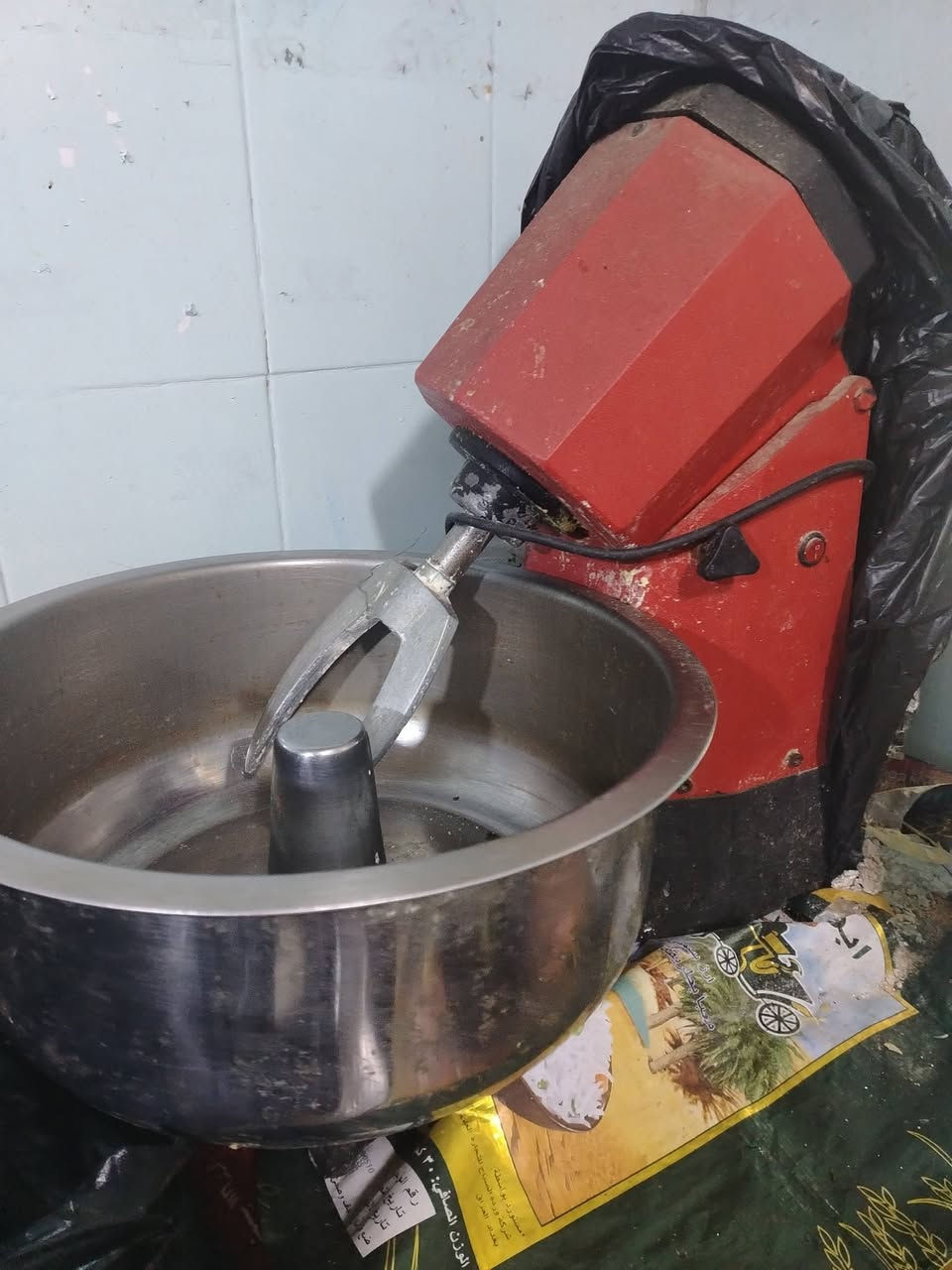 عجانه تحمل ١٠ كيلوات طحين شرط الشغل للبيع رايدها ب ١٠٠ والبراد ب ٥٠ العنوان الداكير رقم الهاتف ***********
