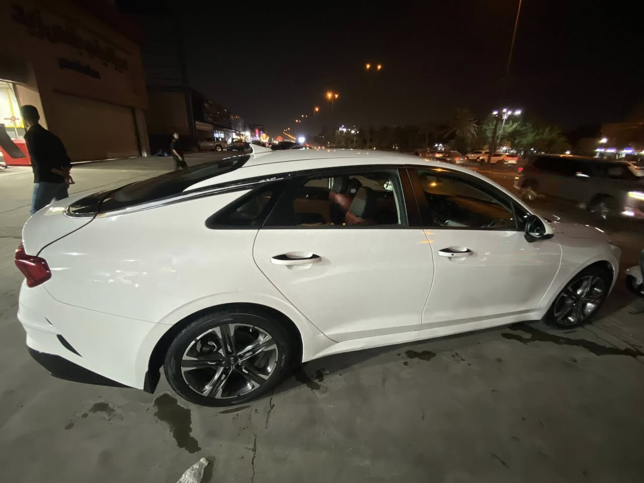 السلام عليكم 
كي فايف خليجي مكفول ماشية ٩١ 
فول مواصفات محرك ٢٠٠٠ دوش 
السياره ولا غلطه
تشغيل عن بعد تبريد قطعتين وشي احلى من الصور  
١٧٠ وبيهه مجال 
***********
مكانها بغداد دور نواب الضباط
