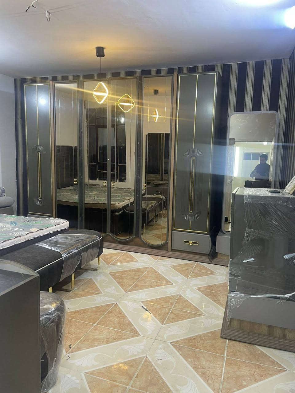 غرفه تركيا مودرن 9 قطع 
السعر مليون 100 
العنوان بغداد الشعب 
غرفه نضيفه اي ضرر ما بيها


**إذا كنت صاحب هذا الإعلان وتريد حذفه لأي سبب، رجاءا أرسل رسالة إلى الدعم الفني**