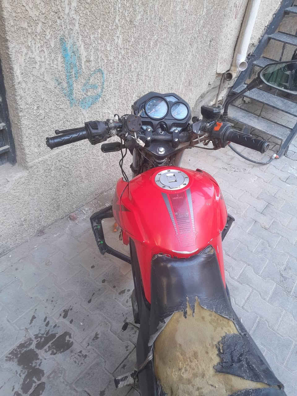 السلام عليكم دراجة اركي للبيع سعر واحد و ربع دراجة نضافه ٧٠ ب ميه نواقص بريك أمامي دواسه رجل يمنه و باتري هيه بيها باتري بس ضيف  السيابه مالتها مكسوره يردلها لحيم  سويج امرار يشكل دراجة مال شغل ..... دراجة بسم عجلة الخليج يعني نروح ني وياك للشركة وتنازل عنها يعني بيع وشراء داخل الشركة وانت حولها بسمك ثاني يوم ب مرور مال حسينيه وكيل شركة عجلة الخليج هناك مكاني بغداد رقم ***********
