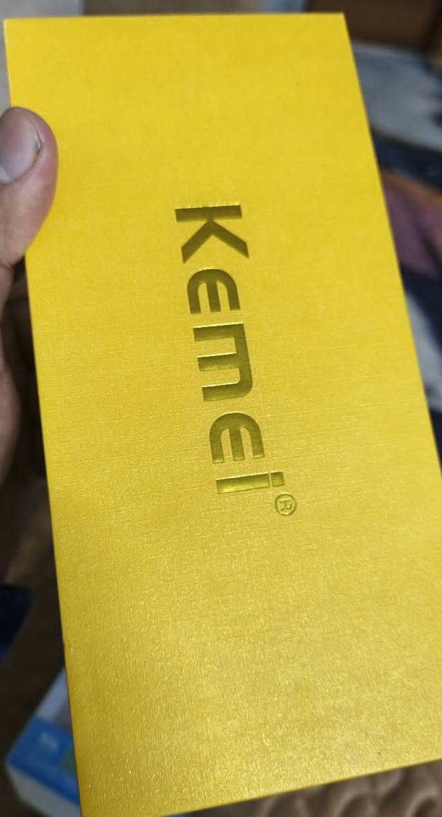 السلام عليكم
مكينة Kemei شحن اصلية ماركة معروفة بالسوگ بعدهة لوك جديدة صفر موس لحلاقة شعر الرأس و اللحية و تستعمل للتحديد تدعم الشحن السريع تايب سي و سعة البطارية 1200ملي امبير تعمل لمدة ساعتين و نص بشكل متواصل  و بيهة سرعتين و نظام تيربو سريع شفرات لون ذهبي وصوتها كلش ناعم  و تجي وياهة كافة الملحقات مع الكارتونة السعر ب13 ألف الشراي يجي خاص


**إذا كنت صاحب هذا الإعلان وتريد حذفه لأي سبب، رجاءا أرسل رسالة إلى الدعم الفني**