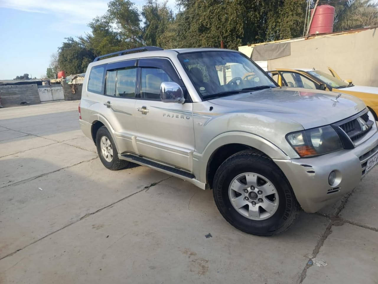 مراوس حسب القناعه باجيرو  سبعه راكب 2005. رقم بغداد جديد سنويه جديده باسمي السياره فول 1/1 تخم تاير جديد  كير ومحرك مكفولات السياره  بيهه طخه زغيره بجاملغ الامامي والجامرلغ الخلفي  بس الباقي كلها مكفول لايت زنون ومنضومة غاز كشن كهربائي رقمي***********
