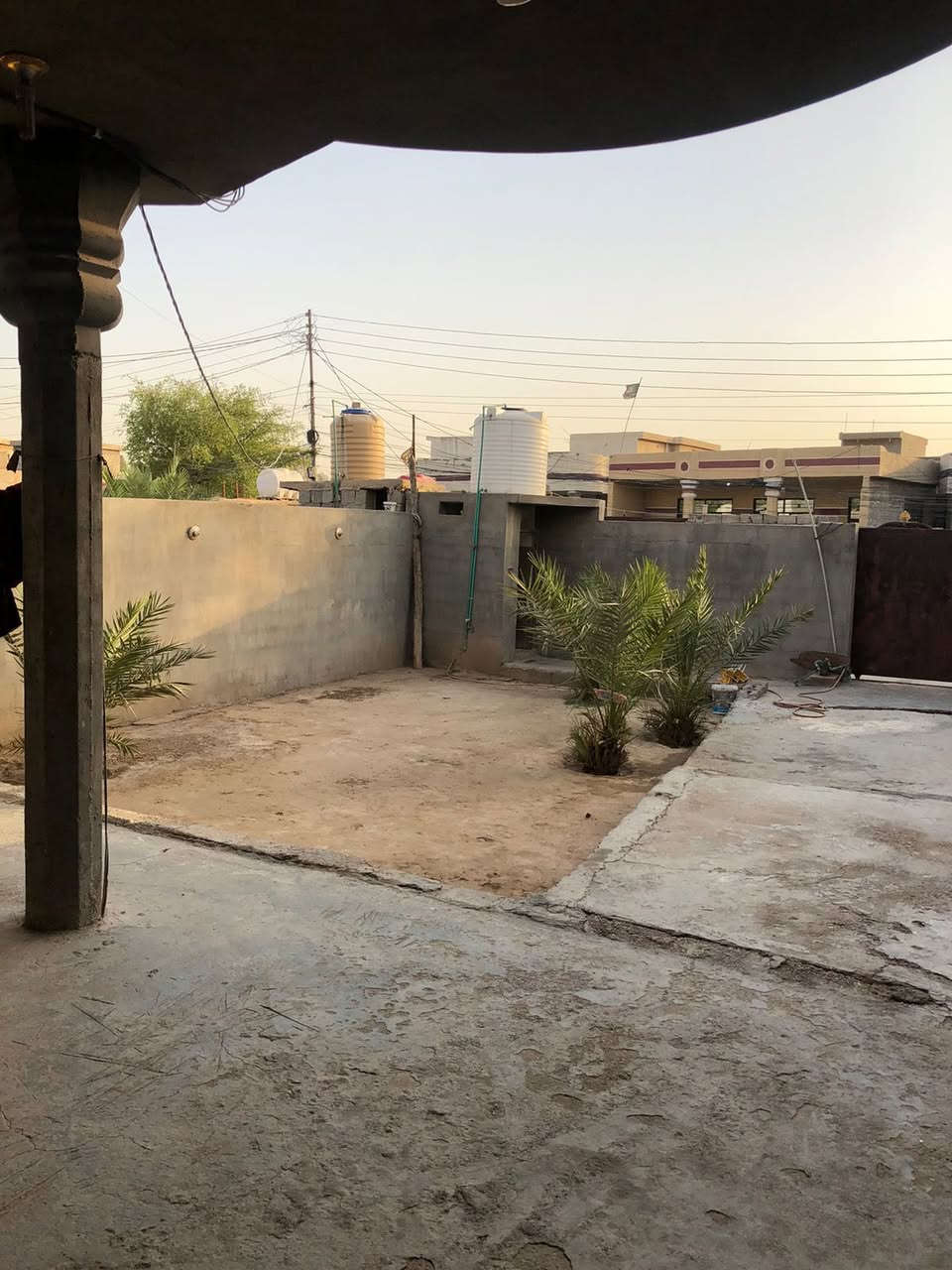 بيت لبيع مساحه ٣٠٠ يحتوي على غرفتين نوم صاله صغيره ستقبال مطبخ صحيات خارجيه وداخليه  حديقه تبليط بل باب كافه خدمات  العنوان بغداد جسر ديالى سايد الواحد  (منطقه الخنساء ). لاستفسار تصال واتساب ***********
