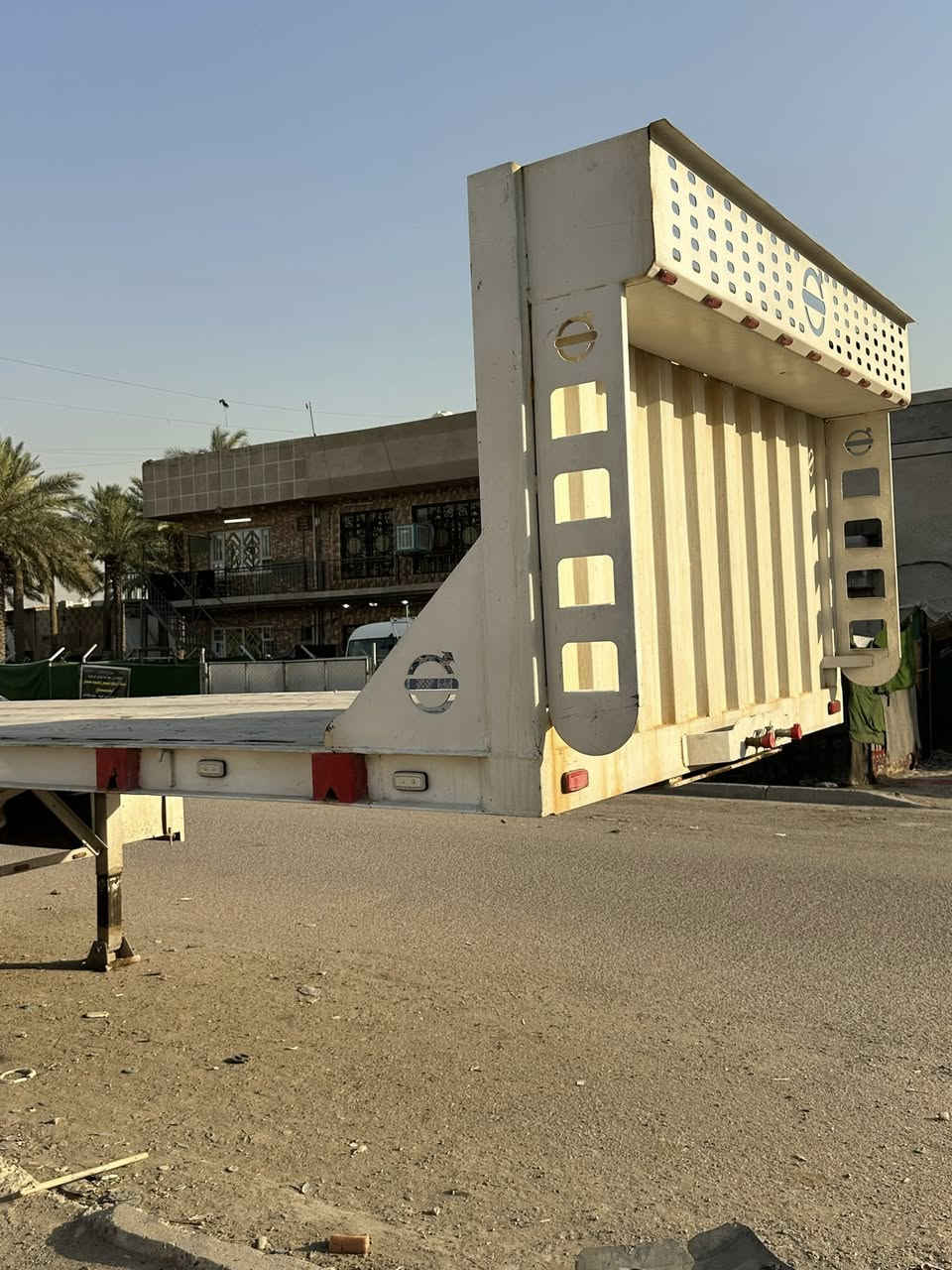 سلام عليكم عربانه سيكام أربع محاور  طول 12و60 مكفوله من لفطر ولكسر تخم تاير  عربانه جاهزه من كهربائيات وهوه وخير من الله مكان بغداد لشعله استفسار اتصال ***********
