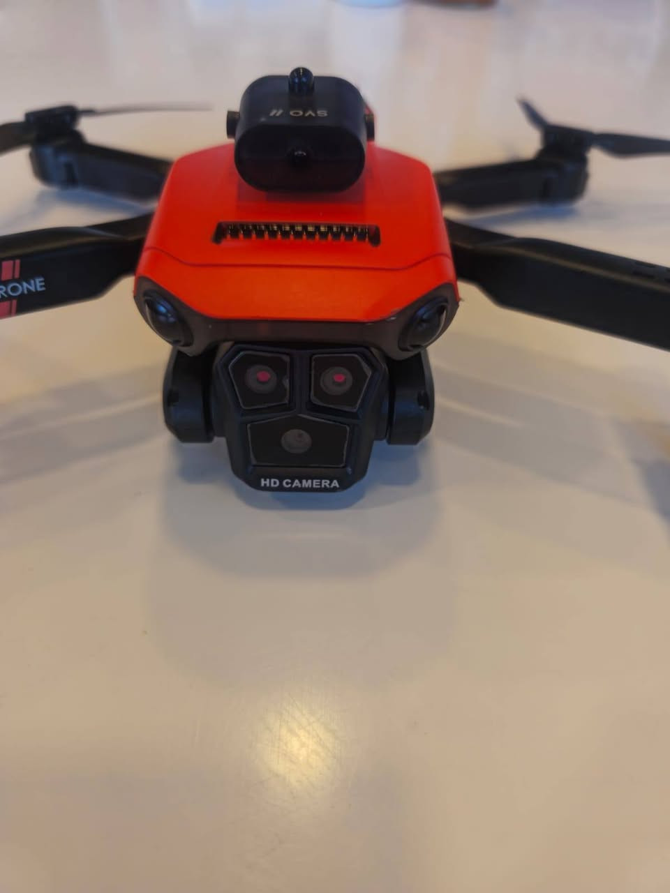 L900 Pro SE هو طائرة بدون طيار (درون) احترافية قابلة للطي مزودة بكاميرا مزدوجة بدقة 4K HD، وتتميز بمحرك بدون فرشات (Brushless)، ونظام تحديد المواقع (GPS)، وميزات متقدمة مثل تجنب العقبات، و تتبع الهدف، ومسافة تحكم طويلة (تصل إلى 1200 متر)، ووقت طيران يصل إلى 28-30 دقيقة، وتعمل بتقنية واي فاي 5G لنقل صور مباشر (FPV) من خلال تطبيق، مما يجعلها خياراً شائعاً للتصوير الجوي الاحترافي.
الميزات الرئيسية:
الكاميرات: كاميرا أمامية 4K HD وكاميرا سفلية، مع إمكانية ضبط زاوية الكاميرا كهربائياً.
المحرك: محركات بدون فرشات (Brushless)، مما يوفر قوة أكبر وعمر أطول.
نظام تحديد المواقع (GPS): يوفر ميزات مثل العودة التلقائية إلى نقطة الانطلاق، وتحديد المواقع بدقة، والتحليق الثابت.
تجنب العقبات: بعض الإصدارات (مثل SE MAX) تأتي مع مستشعرات لتجنب العقبات.
وقت الطيران: حوالي 28 إلى 30 دقيقة ببطارية ذكية عالية السعة.
التحكم: عن طريق جهاز تحكم عن بعد وتطبيق هاتف ذكي، مع دعم للتحكم عبر واي فاي 5G.
ميزات ذكية: وضع "تابعني" (Follow Me)، والطيران حول نقطة محددة (Fixed Point Surround)، ووضع تخطيط المسار (Waypoint Flight). 
الإصدارات:
L900 Pro SE: الإصدار الأساسي، يتميز بميزات GPS وكاميرا 4K ووقت طيران جيد.

للأستفسار التواصل 
***********

