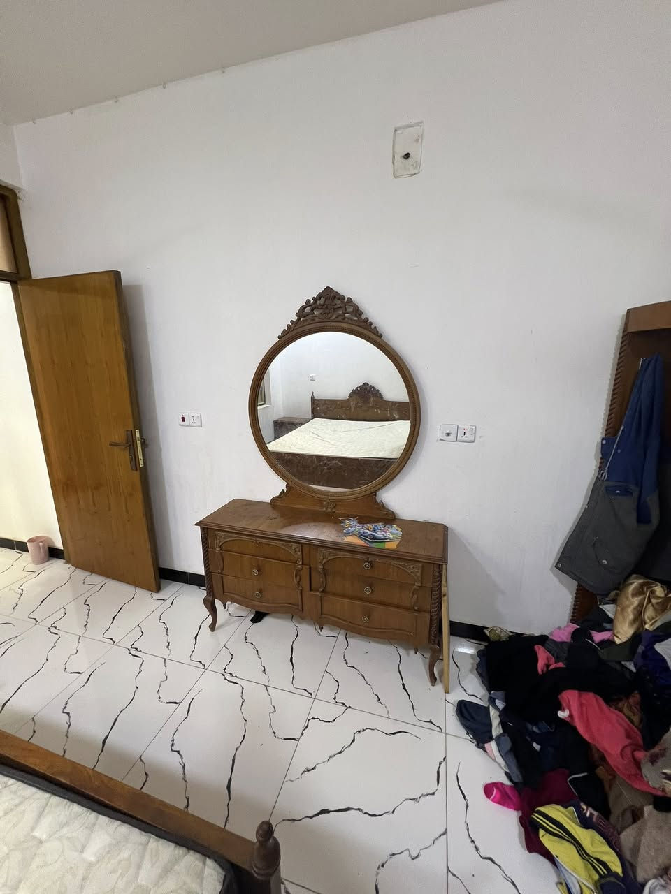 غرفه نوم مستخدمه بغداد الشعب رايدها 250 نضيفه ***********
