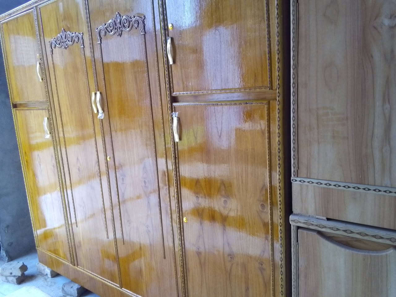 السلام عليكم متوفر لدينا جرابي خشب درجه اولى السعر 47 الف سعر الجمله وتوصيل مجانا لبيت ويتوفر عندنا قنفات خشب مع سرير اطفال من الدرجه الاولى مع جميع قياسات البوفيات مع جميع قياسات الكناتير الصاج شغل درجه اولى  مبايل *********** حسن علاوي المرشدي قرب رضوان ابو الالمنيوم
