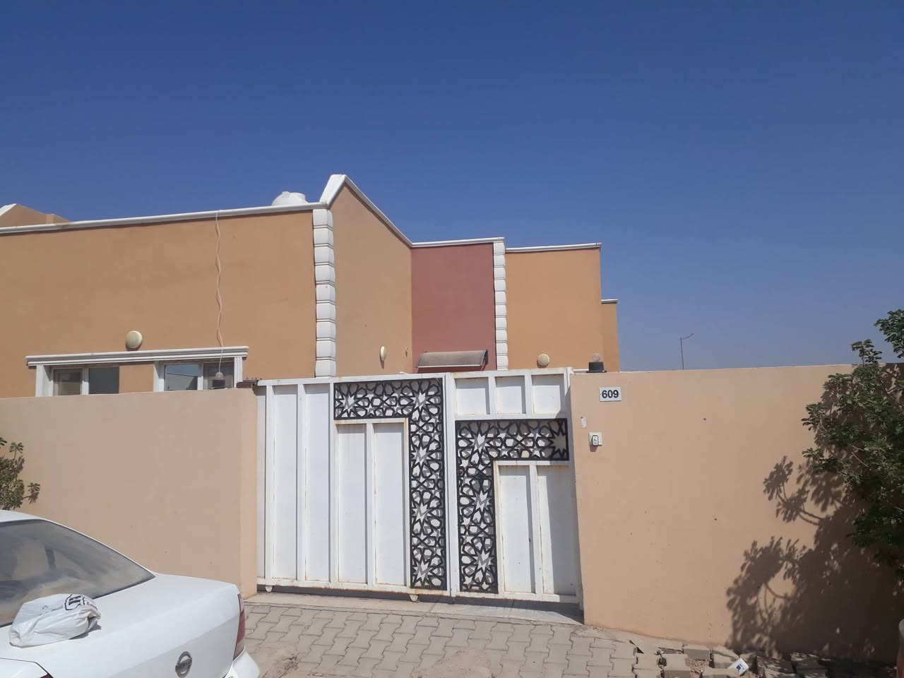 السلام عليكم
دار للبيع في مجمع الزهراء السكني مساحة ٣٥٥ ركن طابق واحد يحتوي غرفتين نوم واستقبال ومطبخ ومجاميع صحية موقع مميز مقابيل حديقة مطلوب مبادرة تقريبا ٨٥
تواصل ماسنجر أو اتصال ***********
