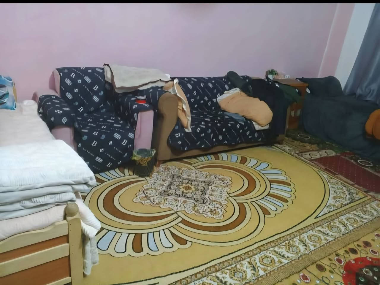 دار للبيع ١٠٠م امامي طابيقين وغرفه بالطابق الثالث كبيره 
العنوان الفداء قرب السريع  من جهة شارع ابو لبنان السعر ١٧٠ مع المجال للاستفسار الاتصال على ***********
