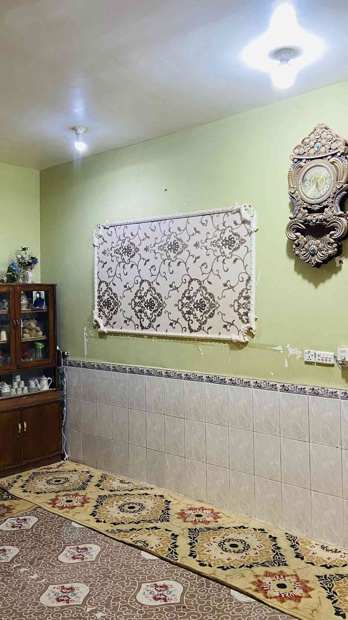 سلام عليكم 
بيت عد ال معالي  ركن
مساحته ٢٢٠ 
يبعد عن شارع العام ١٠٠ م
يتكون من اربع غرف اثنين جوه واثنين فوك 
صحيات داخليه وخارجيه 
حديقه وكراج 
السعر خاص  ***********
