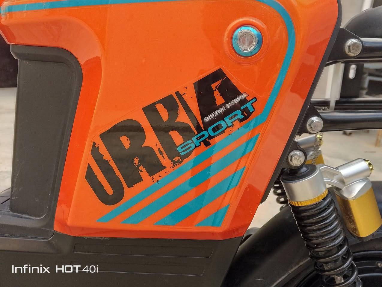 السلام عليكم 
دراجه شحن R9 للبيع 5 بطاريات وينلي 32 امبير للتواصل***********
