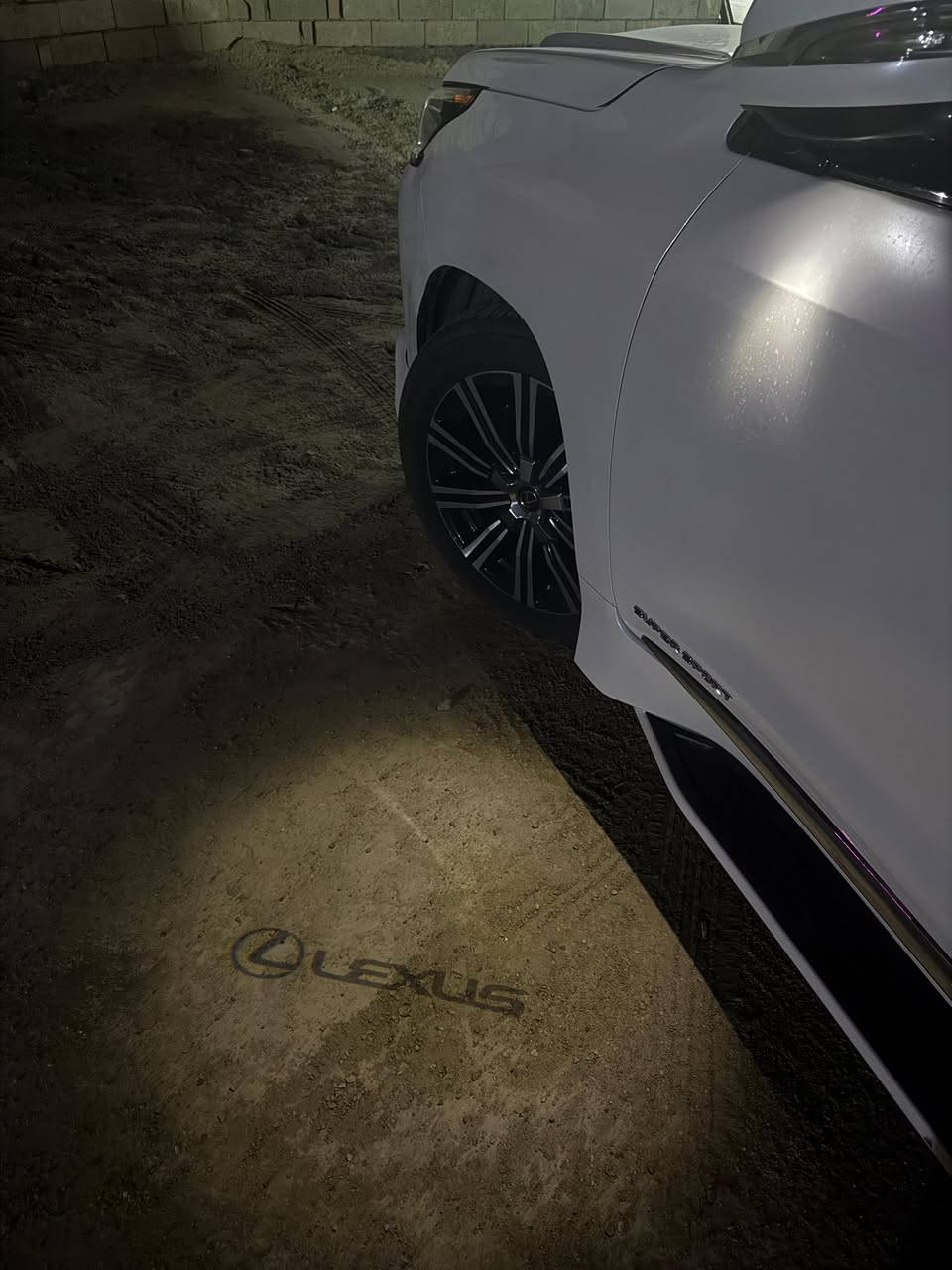 السلام عليكم شباب، للبيع
لكزس LX 570 سوبر سبورت موديل 2018، خليجي مكفوله ونظيفة جداً 
المواصفات:
 المحرك: 8 سلندر 5.7.
 سوبر سبورت، يعني فول مواصفات كاملة (كت رياضي مميز، رادار، تحديد مسار، بروجكتر، كاميرات 360 درجة).
 الداخلية: جلد نظيف، تبريد وتدفئة مقاعد، ونظام صوتي Mark Levinson 
 الحالة: السيارة نظيفة ومحتاجة صاحب نصيب، وما بيها أي نقص.
ماشية :138 الف كيلو
السعر: 65,000$ (خمسة وستون ألف دولار)
المكان: الأنبار / الرمادي
للاستفسار والتواصل: ***********
