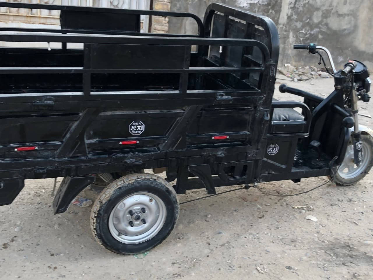 سلام عليكم ستوتة شحن للبيع بطاريات جديدة كهربائيات جديدة وتايرات جديدة ما ناقصها شي كلها شغالة لايت اشاير كلهن شغالات سعر 550 او مراوس بدراجة قفل مكان سامراء رقم الهاتف ***********
