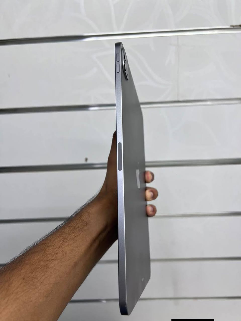 ايباد برو 11 انج معالج m2
ذاكره 256 بطاريه قبل شهر شفتها  85 بس استخدمه قليل 

 السعر ٧٠٠ بي مجال 
***********
 واتساب
