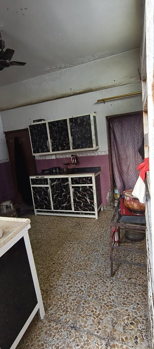 السلام عليكم بيت للبيع العنوان حي طارق قرب حسينه ابو صالح ثاني فرع البيت طابقين الطابق الأول يحتوي على حوش استقبال ومطبخ وصاله وحمام وغرفتين نوم وترك والطابق الثاني يحتوي على غرفه داخل البيتونه وغرفه بل سطح السعر ٨٥وبي مجال الرقم ***********
