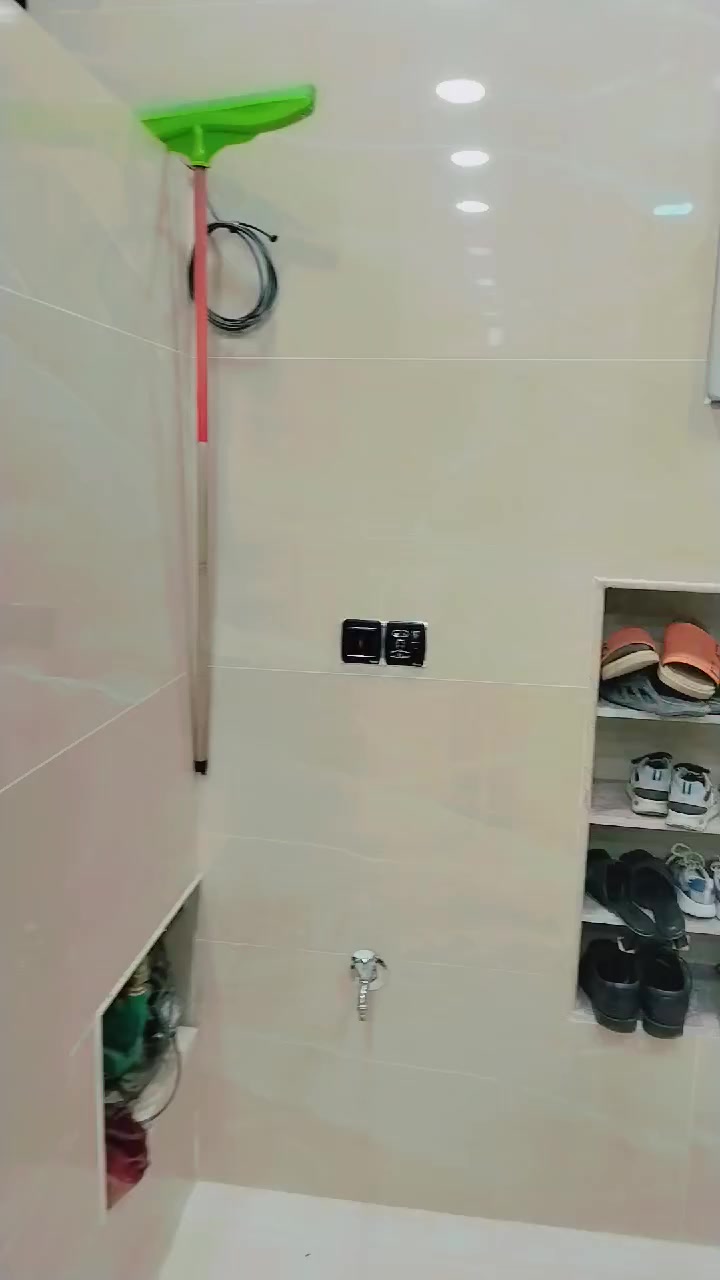 80 متر أمامي بناء فول مواصفات درج اولى بناء 2026  الشعلة قطاع الخامس فرع مطعم الحجي خامس بيت عن الشارع العام لاستفسار الاتصال ***********
