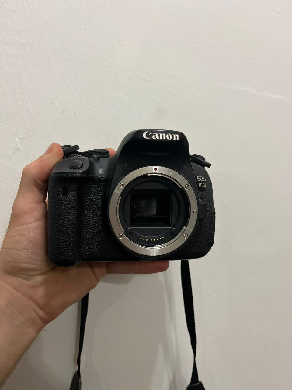 �🔥 فرصة لا تفوت – طقم تصوير احترافي Canon 700D + عدسة L 🔴

📷 للمصورين الجادين فقط… طقم كامل جاهز شغل مباشر بدون أي نقص!

إذا تريد تدخل مجال التصوير أو تطور شغلك بسرعة، هذا الطقم يوفر عليك شراء كلشي قطعة قطعة 👇

⸻

🔥 مكونات الطقم:

📷 Canon EOS 700D نظيفة جداً + شتر قليل
🔴 عدسة احترافية أصلية Canon 24-105mm f/4L (رنك أحمر)
🔋 بطارية أصلية Canon
⚡ شاحن أصلي
🎒 جنطة كاميرا
🔗 حزام كاميرا
💾 كارت ذاكرة 64GB
📥 قارئ/ناقل صور

⸻

⭐ ليش هذا الطقم مميز؟

✔️ نظافة عالية جداً وكأنه شبه جديد
✔️ العدسة L تعطيك جودة احترافية حقيقية
✔️ مناسب تصوير بورتريه / مناسبات / فيديو / ريلز
✔️ جاهز شغل مباشرة بدون أي صرف إضافي
✔️ طقم متكامل للمصور اللي يريد يبدأ صح

⸻

💰 السعر:

🔥 1,100,000 دينار عراقي (قابل للتفاوض للجادين فقط)

⸻

⚠️ ملاحظة مهمة:

الطقم نظيف ومجرب ومناسب لأي شخص يريد يبدأ شغل تصوير أو يطور مستواه بسرعة بدون تعقيد

⸻

📍 المكان:

ديالى بعقوبة يوجد توصيل

⸻

📩 للتواصل:

خاص موجود – الجادين فقط
*********** يوجد في واتساب
