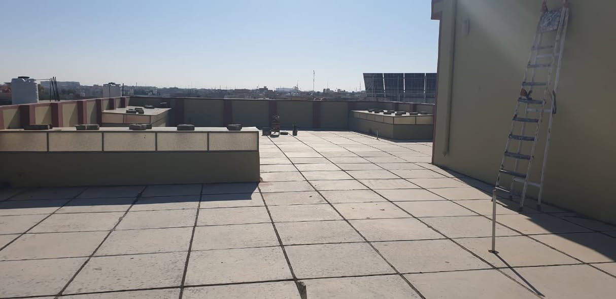 إعلان رقم (812)

تُعلن الظلال العقارية عن عرض بيع
🏗️ عمارة استثمارية مميّزة 🏗️

فرصة عقارية واعدة في موقع استراتيجي، بإنشاء حديث ومواصفات هندسية عالية الجودة، تجمع بين المتانة والتصميم العصري، ومهيّأة للاستثمار أو السكن.

📍 الموقع:
حي التحدي – على الشارع العام الفاصل بين حي التحدي وحي الأساتذة.

📐 المساحة:
200 م².

🏢 تفاصيل ومواصفات البناء:
 • نظام البناء: طابقان بنظام الركائز، منفّذ تحت إشراف هندسي دقيق.
 • الطابق الأرضي: محلان تجاريان (عدد 2).
 • الطوابق العلوية: الطابق الأول والثاني بنظام مفتوح (غير مقطع) يتيح مرونة كاملة في التقسيم.
 • الإنهاءات الداخلية: لبخ الجدران بنظام المساطر (تصفير) بالإسمنت، والسقوف لبخ جص وبورك.

⚡ الخدمات والتجهيزات:
 • الكهرباء: تأسيسات كاملة مع بورد كهرباء مستقل لكل شقة (عدد 4)، وبورد مستقل لكل محل (عدد 2)، إضافة إلى بورد رئيسي.
 • التجهيزات: مغذّيات سبالت، إنارة واجهة، وإنارة داخلية، باستخدام مواد ذات مناشئ رصينة وعالية الجودة.
 • الصرف الصحي: إنجاز كامل لأعمال المجاري الرئيسية (المياه الثقيلة ومياه الأمطار).

🛠️ الواجهة والسطح:
 • الواجهة: تغليف حديث مع شبابيك P.V.C ثقيل وزجاج أسود بسمك 6 ملم.
 • السطح: معالجة بنظام شتايكر مع عازل فلين للحماية من الحرارة والرطوبة.

✨ العمارة جاهزة للاستثمار الفوري، وتُعد خيارًا مثاليًا للراغبين بمشروع مضمون في موقع حيوي.

📞 للاستفسار ولمزيد من المعلومات:
***********
0788 318 9777
0777 869 4144

📍 أو زيارة مقرنا: كربلاء – حي الحسين – شارع المصلحة.  
 رغبت، رسمية مختصرة للوسطاء العقا
