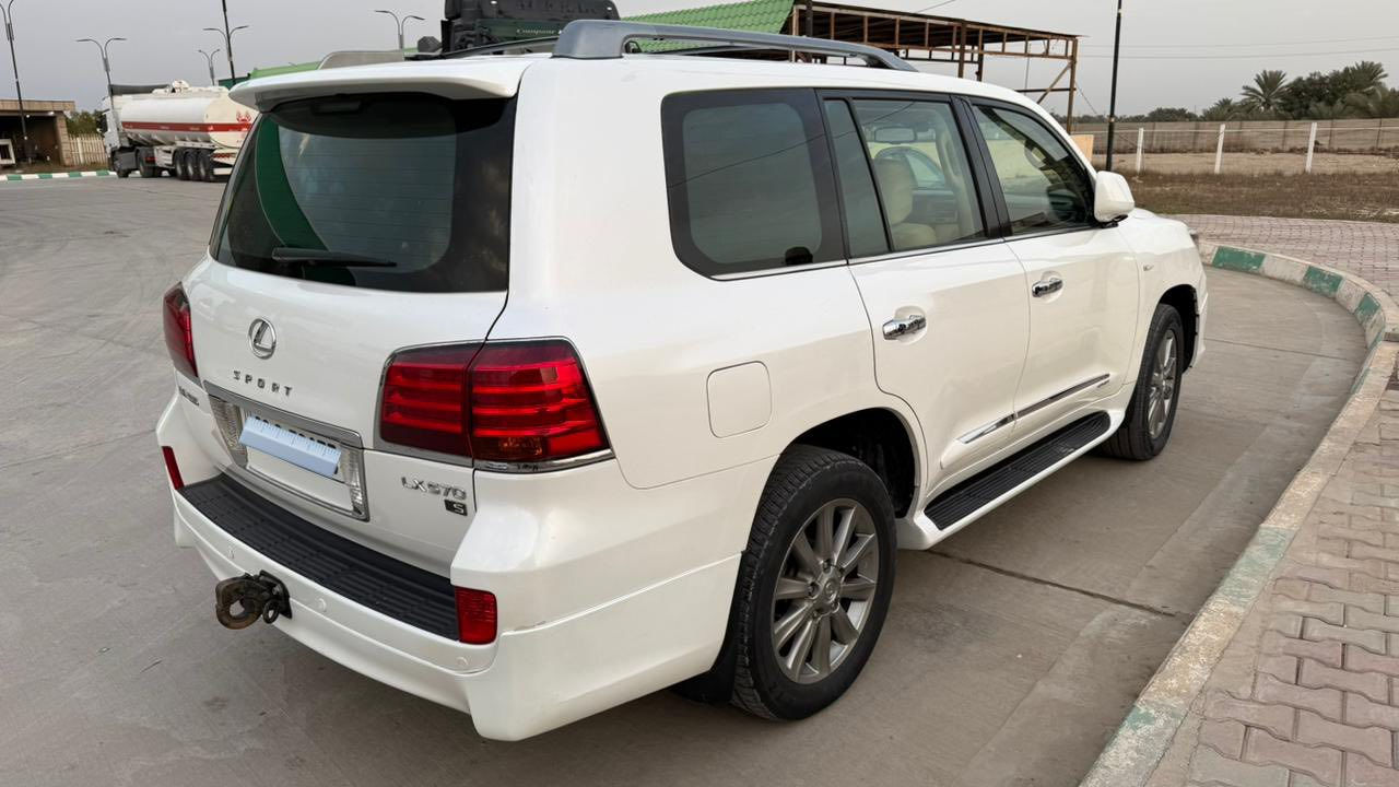 لكزس LX 570 S Sport
موديل 2011 ماشية 144km
رقم اربيل باسمي هزه وسنوية جديدة 
فول موصفات 1/1 
كير محرك مامفتوح 
حدادية جديدة 
مكفوله من الصبغ والتبديل
فقط بارد بسيط باب السايق و خشم الجاملغ 
سونار موجود 
السعر 370$ وبيها مجال
***********
