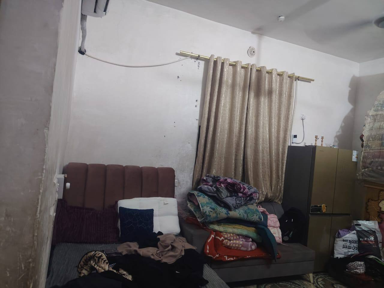 سلام عليكم بيت البيع  طابقين بيت غرفتين فوك غرفتين جوه بيت حلو حي تميم بل غسل على شارع بيت مناسب 200 متر حلو مرتب اني مكلف بل نشر رقم صاحب بيت. ***********6
