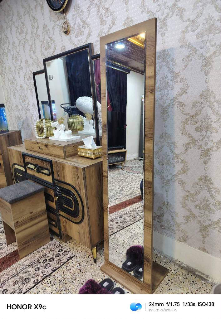 غرفه جديده صارلها سنه اخذتها مليونين اريدها مليون و٢٠٠ وبيها مجال الاتصال على الرقم ***********
