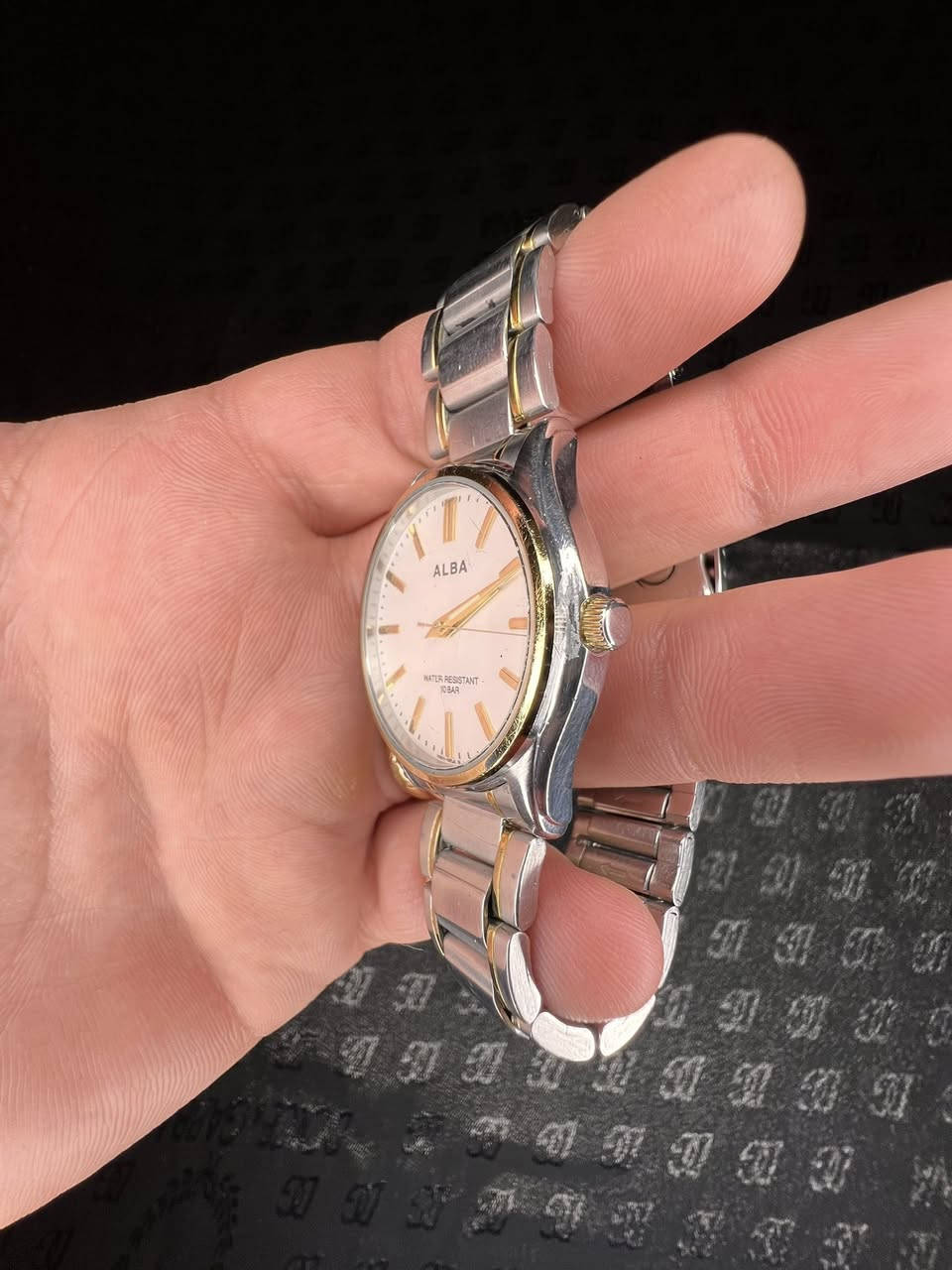 Alba من seiko 
ياباني اصلي 100% 
تجميع في الصين 
انتاج 2010 
 ماكنة كوارتز (بطارية) 
قطر 35 
نظافة تامة 
ضد الماء بعمق 100 متر
سير كامل 
زجاج زفير 
السعر 60 الف


**إذا كنت صاحب هذا الإعلان وتريد حذفه لأي سبب، رجاءا أرسل رسالة إلى الدعم الفني**