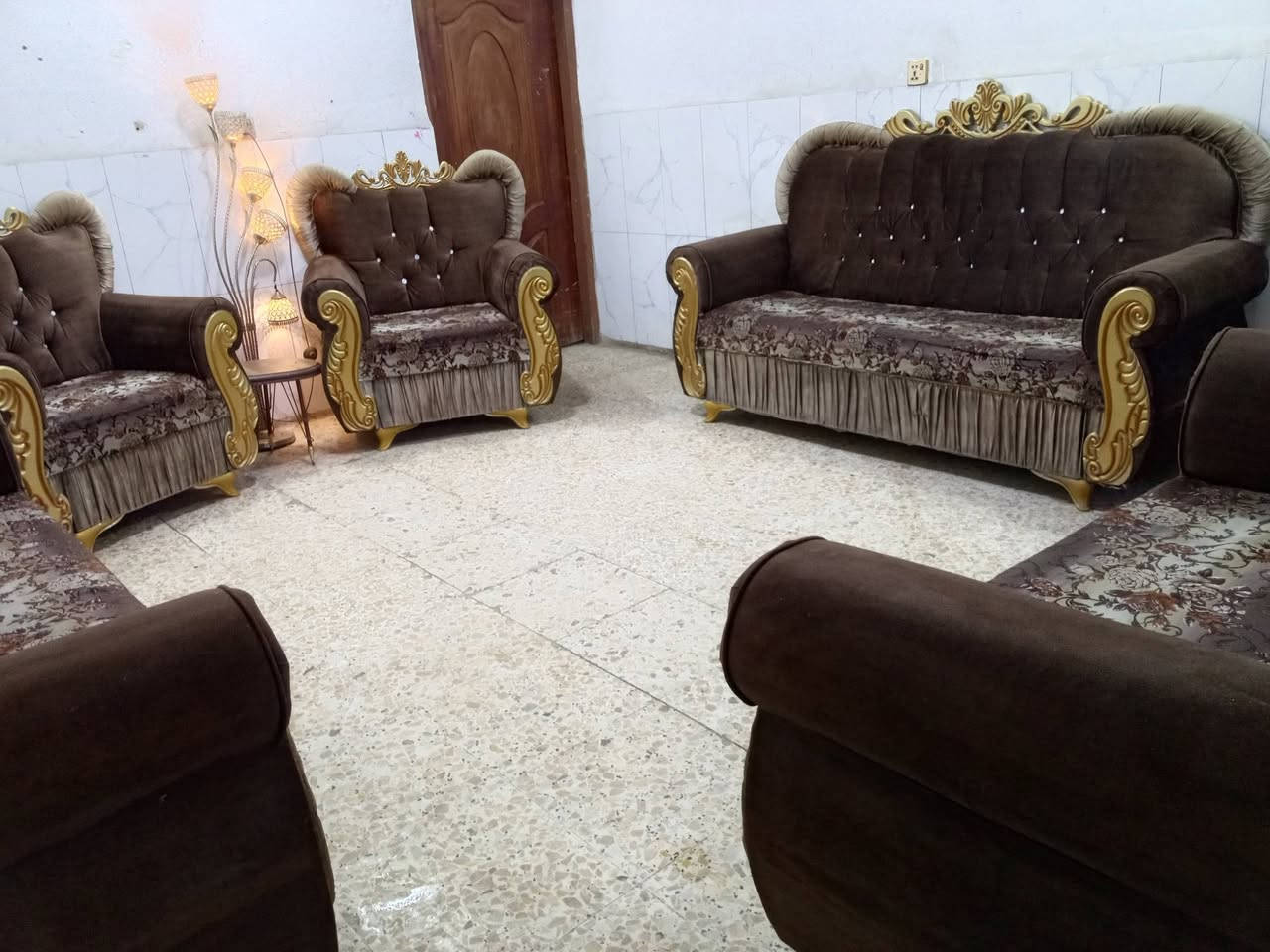 تخم ملكي تكمه نظيف جدا 10مقاعد ب260 الف وبي مجال المكان الوشاش *********** يوجد  توصيل بكروة يوجد واتس اب
