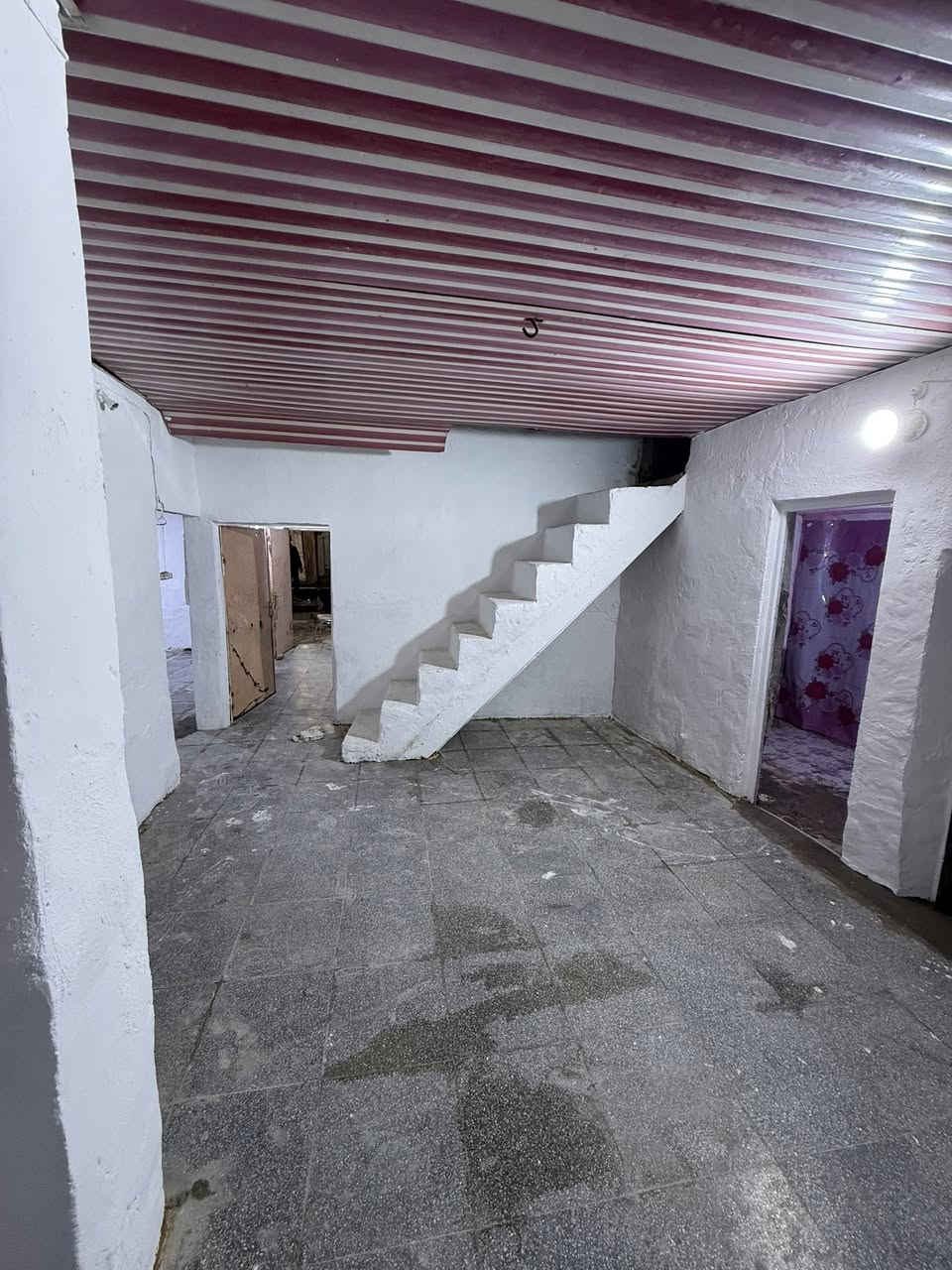 بيت للبيت 182متر غرفتين وصاله ومطبخ واستقبال وصحيات وحديقه حي الرحمة القطاع الثاني مقابل مكتب سلام المختار بالفرع السعر 68 مليون مع المجال 
مكتب حازم البديري 
***********
