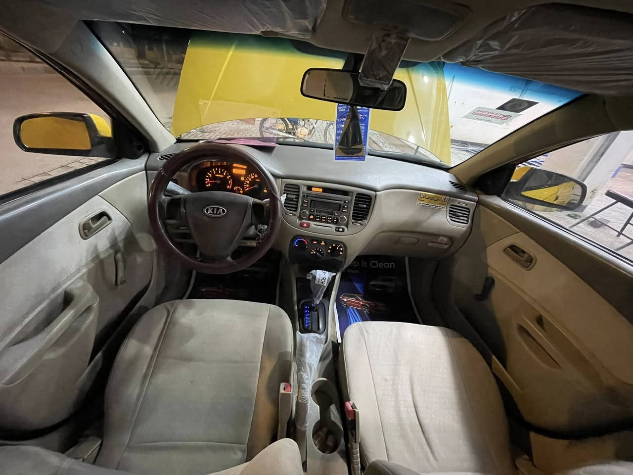 كيا ريو موديل ٢٠٠٧ مكفوله كفاله عامه كير اوتماتيك مكينه ١٦٠٠
باتري وتايرات جدد حداديه ٨٠بل ١٠٠ ب اسمي شخصيا مداور ثاني يوم سياره ماناقصه شي جاهزه 
سعر ٧٩ بيه مجال قليل 
مكان سياره سماوه
***********
