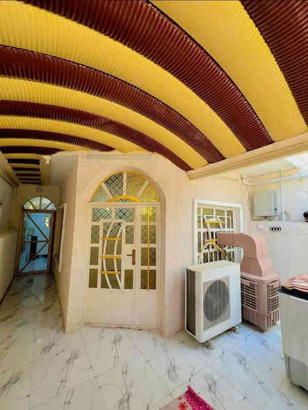 بيت مساحه 120 متر  طابو ملك صرف سكني
قاطين  
بناء حديث بلوك 

يتكون من 
استقبال 
ومطبخ 
وصاله  
1وغرفه جوه. 
وخدمات داخليه 
وخدمات خارجيه 
2وغرفتين كبار فوك 
وخدماتهن 
وبيتونه 
وسطحين 
  
منطقه الانتصار مقابيل مستشفى حماد شهاب 
قبل مرور الحسينيه 

مكتب الموسوي للعقار 
التصنيع بدايه شارع 25
***********
