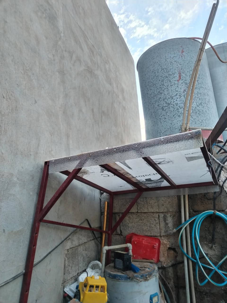 للبيع سقفيه بعده جديده25الف+ سبيرنضيف 20الف+ تايرات جوبلس نظاف زوج 20 الف مكاني طوزخورماتوالشراي يخابرني ***********
