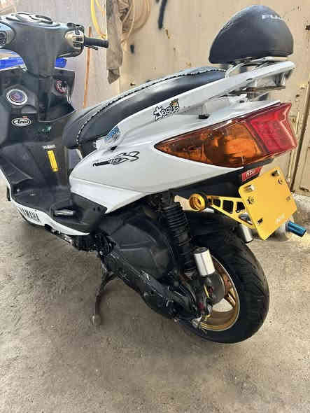 السلام عليكم ،
سكنس فحل طلاعات 
الدراجة نضيفة وتزويدهه اصلي واني هم ضايفلهه نواعم تجاري 
مكينة 59 بوشة تتمارك كور بصمة 
كلجات wf  شلعة ومعدل تشك لكاع
صالنصة بوري عدل 
صدر رياضي 
ويالة رياضي 
ستاند صفح 
وبعد كلش هواي تزويد ونواعم 
والباقي كدامك 
"نقصهه دبلات خلفي فقط "
السعر مليون وربع ١٢٥٠ وبيهه مجال حك جيتك 
وكلشي موجود بالسوك 
للاستفسار *********** 
مكاني الشعب قرب سما بغداد
