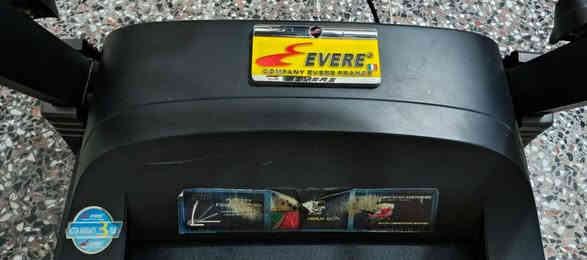 جهاز جري جبلي (Incline) نوع EVERE – فرنسي الصنع
الحالة: مستعمل / نظيف جدًا

المواصفات:

خاصية المشي والجري مع الانحدار (جري جبلي)

يحتوي على حزام تكسير الدهون 

مرفق دمبلز للتمارين

شاشة عرض: السرعة – الوقت – المسافة – السعرات – النبض

مستويات سرعة متعددة
السعر 300 الف
موجود في بغداد
للاستفسار التواصل واتس
***********
 

يتحمل وزن لحد 160 كغم 

موتور قوي 3.5 HP

قابل للطي مع عجلات للنقل
