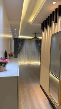 عندي شقة للبيع مدفوعة الثمن مسددة كامل طابق ٢ شرقي ١٠٠ متر لتواصل ٠٧٧١...