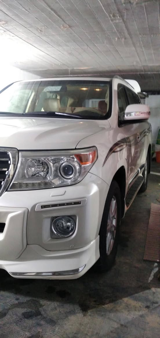 وەنەوشە مۆدیل 2013
برێم فول فول مواسەفات
هیچی پێوە نی یە
شوختیشی نی یە 156 هەزار
حەقیقی ڕۆیشتووە لای خۆم
تا 2029 سەنەوی تازەیە
ڕەقەم سلێمانی کارتی بەنزینی
کەرکوکی هەیە هەموو گیانی
بەشەرت 4 تایەی دەلوبی
شەریکەی ئەسڵی لەژێرە
یەک دینار مەسرەفی تێدا نی یە
تاقانەیە لەپاکی و جوانی لەهەموو
کوردستان  نرخی 455 وەرەقە
***********
***********
