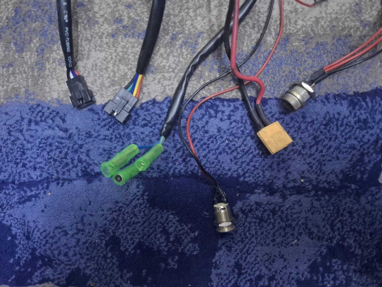 مجموعة قطع غيار سكوتر كهربائي (هوفربورد) كاملة - حالة ممتازة 🛴⚡
للبيع مجموعة قطع غيار سكوتر كهربائي (هوفربورد) مستعملة بحالة جيدة، تشمل كل ما تحتاجه للصيانة: 🛠️
​لوحات التحكم الإلكترونية (الماذربورد الأساسية). 🖥️
​حساسات التوازن. ⚖️
​أغطية وهيكل بلاستيكي خارجي بحالة ممتازة. 🛡️
​القطع كانت تعمل بشكل ممتاز قبل فك السكوتر، ✅
القطع تشتغل و اصليه من السكوتر. 🔋
مناسبة جداً لأي شخص عنده سكوتر يريد إصلاحه. 🔧
​السعر: [اكتب السعر الذي تراه مناسباً]. 💰
​المكان: [اكتب منطقتك/محافظتك]. 📍
​للاستفسار: يرجى المراسلة على الخاص. 📩


**إذا كنت صاحب هذا الإعلان وتريد حذفه لأي سبب، رجاءا أرسل رسالة إلى الدعم الفني**