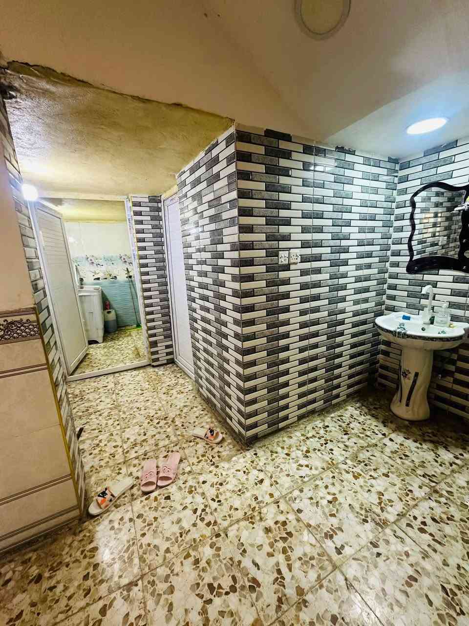 بيت للبيع مساحتها 320 متر نوع العقار زراعي يتكون غرفتين وصاله وكلدور وصحيات داخلية + خارجية بيت كامل أرضية بورسليم حديقة جانبية 120 متر  شارع تبليط خدمات كاملة مدارس قريباً على بيت العنوان منطقة الغليس قرب نبي الله ايوب على شط الحله طريق ديوانية حله سعر 65 وبي مجال بسيط.... ***********
