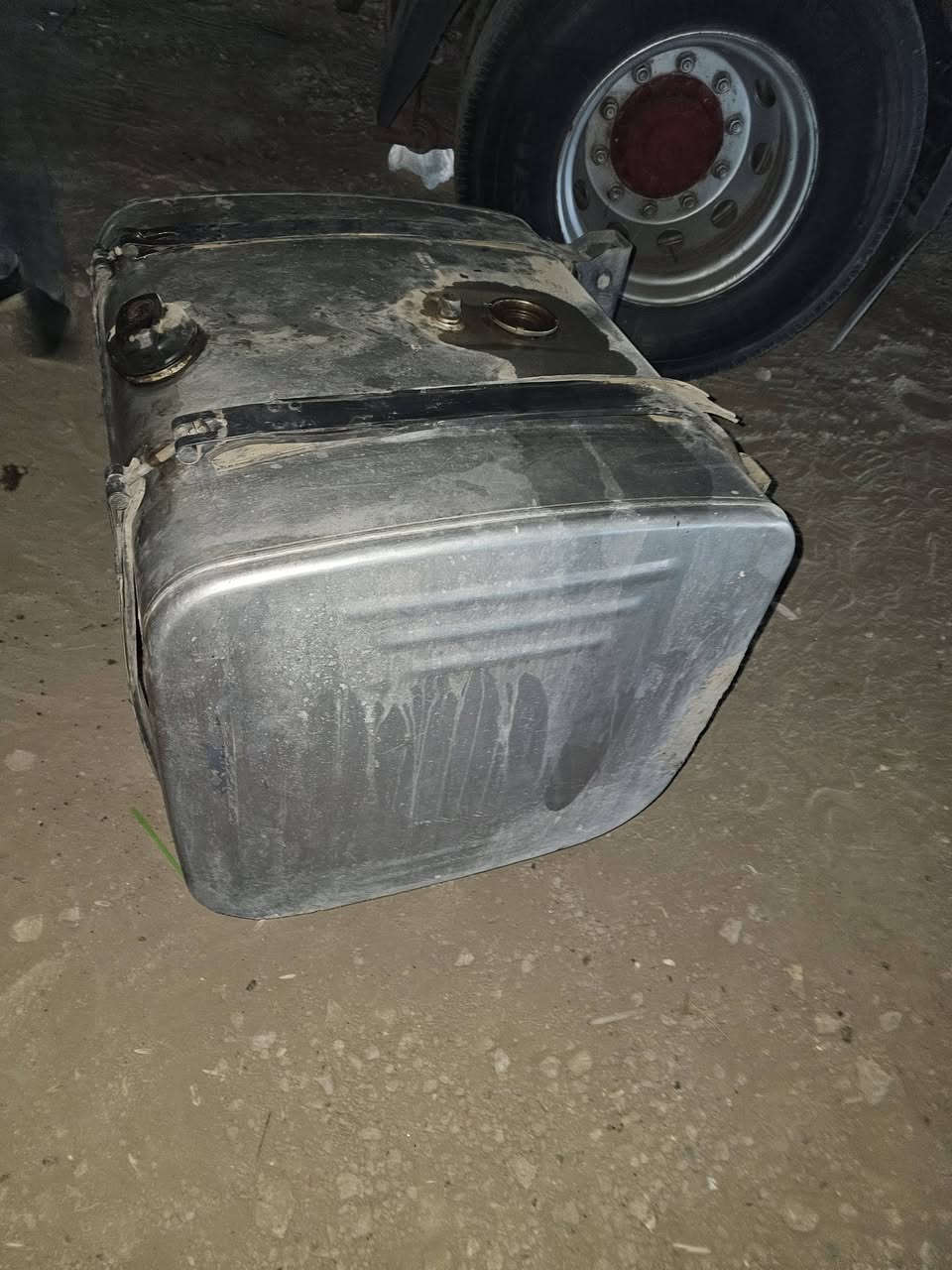 سلام عليكم للبيع تانكي كاز 350لتر نضيف مكان بغداد الاتصال ***********
