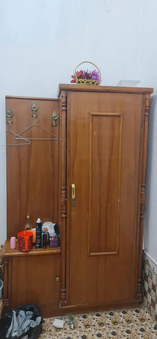 سلام عليكم غرفه للبيع السعر ٤٠٠ الف مع مندر جوربايه كلش كلش نضيفه وهاذ رقمي ***********

