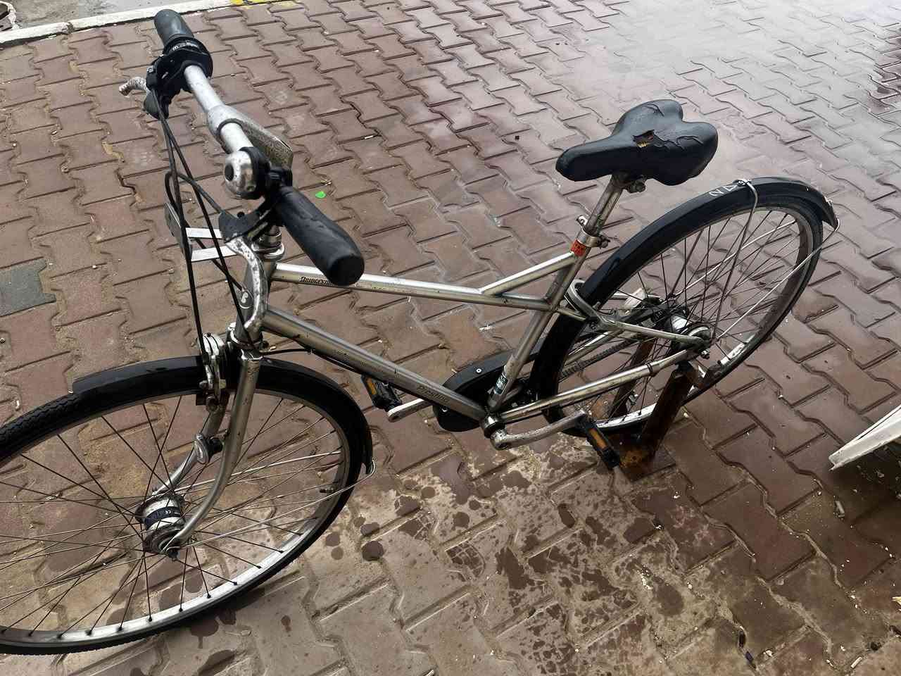 السلام عليكم 
بايسكل موزة  ياباني اصلي 
لون رصاصي 
كير وحساس اويالتة استيل قفل 
السعر ٦٥الف وبي مجال للشراي 
مكاني تكريت شارع جليل القصاب 
للتصال ***********
